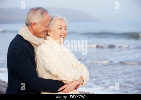 Romantische älteres Paar am Winter-Strand Stockfoto