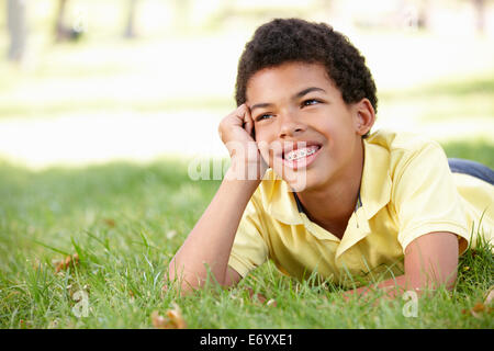 Junge im Park portrait Stockfoto