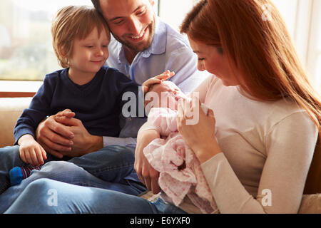 Junge Frau sitzt auf Dachterrasse mit Laptop Stockfoto