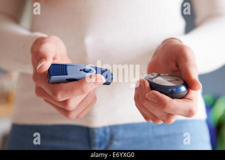 Junges Paar auf Sofa vor dem Fernseher sitzen Stockfoto