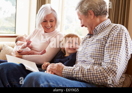 Junge Frau mit Digital-Tablette zu Hause Stockfoto
