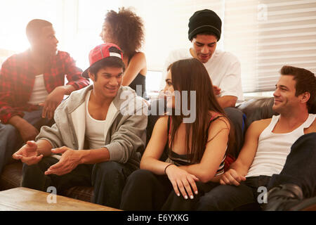 Gruppe von Jugendlichen auf Sofa sitzen und reden Stockfoto