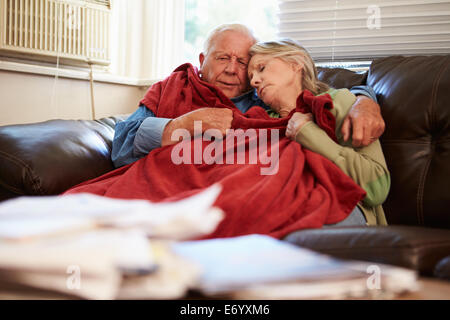 Älteres Paar versucht zu halten Warm unter der Decke zu Hause Stockfoto