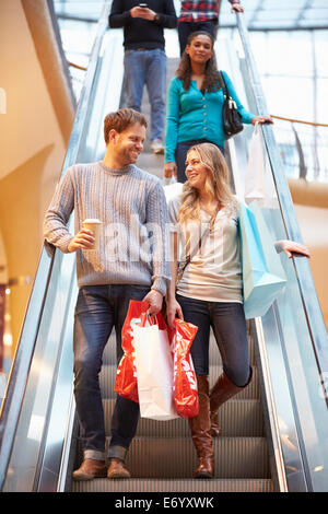 Paar auf Rolltreppe im Einkaufszentrum zusammen Stockfoto