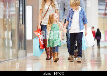 Kinder unterwegs zum Einkaufszentrum mit Eltern Stockfoto