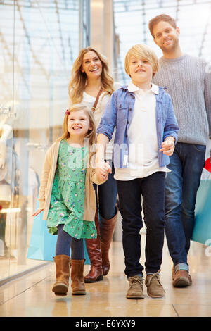 Kinder unterwegs zum Einkaufszentrum mit Eltern Stockfoto