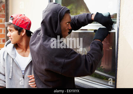 Zwei junge Männer brechen in Haus Stockfoto