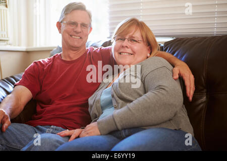 Porträt des reifes Paar zu Hause auf dem Sofa sitzen Stockfoto