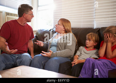 Familie auf Sofa sitzend mit Eltern streiten Stockfoto