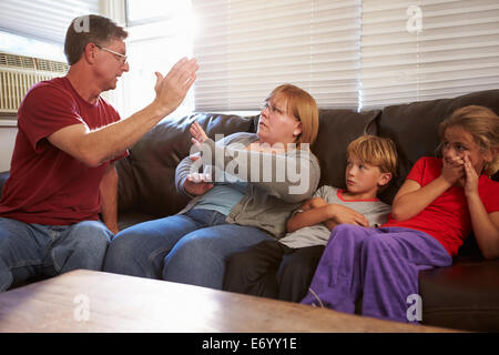 Körperlich gewalttätigen Vater mit Familie auf Sofa Stockfoto
