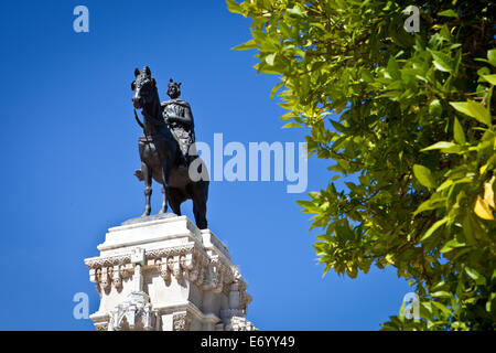 Statue von König Saint Ferdinand am neuen Platz (Spanisch: Plaza Nueva) in Sevilla, Spanien. Stockfoto