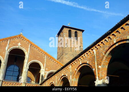 Das Exterieur der Basilika di Sant'Ambrogio in Mailand, Italien. Stockfoto