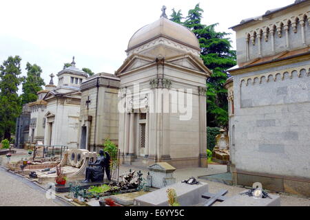 Grabsteine auf dem Cimitero Monumentale von Mailand, Italien Stockfoto