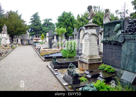 Grabsteine auf dem Cimitero Monumentale von Mailand, Italien Stockfoto