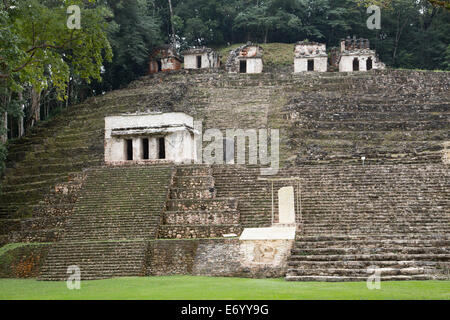 Mexiko, Chiapas, Bonampak, Maya-archäologischen site, die Acropo; ist, Gebäude 3 (im Vordergrund) Stockfoto