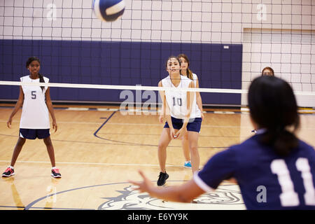 High School Volleyball Match im Gymnasium Stockfoto