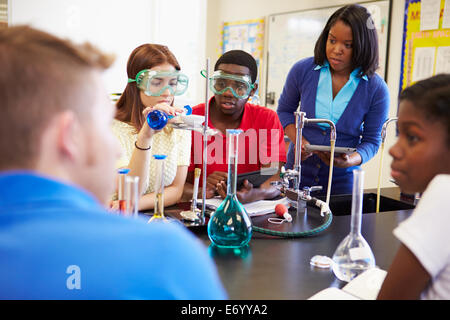 Schüler, die Durchführung des Experiments im naturwissenschaftlichen Unterricht Stockfoto