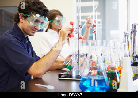 Schüler, die Durchführung des Experiments im naturwissenschaftlichen Unterricht Stockfoto