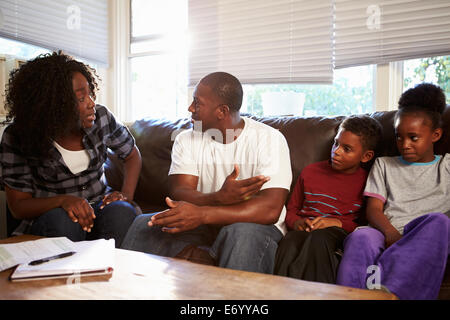 Familie auf Sofa sitzend mit Eltern streiten Stockfoto