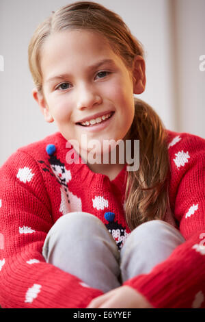 Porträt von Mädchen tragen Weihnachtspullover Stockfoto