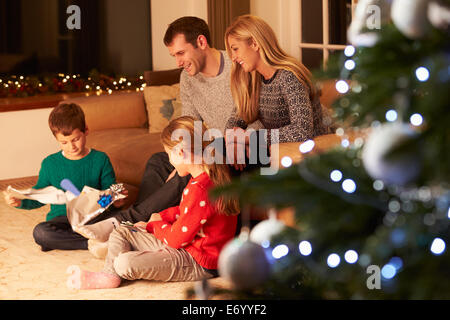 Familie Auspacken Geschenke Weihnachtsbaum Stockfoto