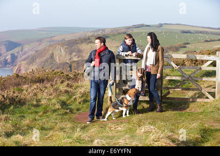 Familie mit Hund Küstenweg entlang Stockfoto