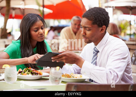 Zwei Geschäftsleute treffen im Restaurant unter freiem Himmel Stockfoto