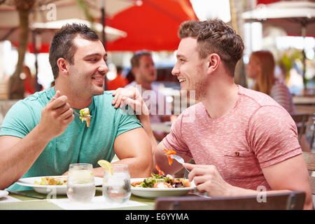 Männlichen Partner, Mittagessen im Restaurant im Freien genießen Stockfoto