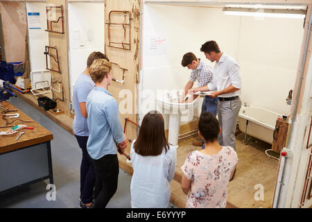 College-Studenten studieren an Waschbecken Sanitär Stockfoto