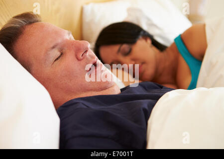 Paar schlafend im Bett mit dem Menschen Schnarchen Stockfoto
