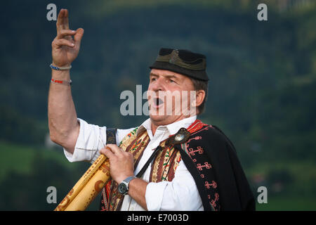 Slowakische Volksmusiker in traditionellen Kostümen eine pastorale Lied singen. Er hält Fujara - typischen slowakischen Musikinstrument. Stockfoto