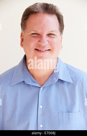 Studioportrait Of Smiling übergewichtigen Mann Stockfoto