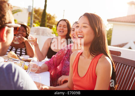Paar genießt Outdoor-Sommer-essen mit Freunden Stockfoto