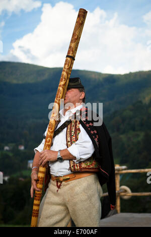 Slowakische Volksmusiker Lubomír Tatarka Fujara - typischen slowakischen Musikinstrument zu spielen. Nydek, Tschechische Republik. Stockfoto