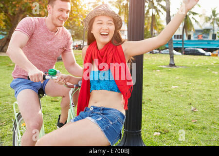 Junge Paare, die Spaß am Rad fahren Stockfoto