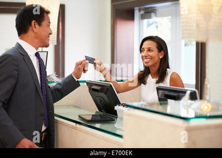 Check-In an der Rezeption Rezeption Geschäftsmann Stockfoto