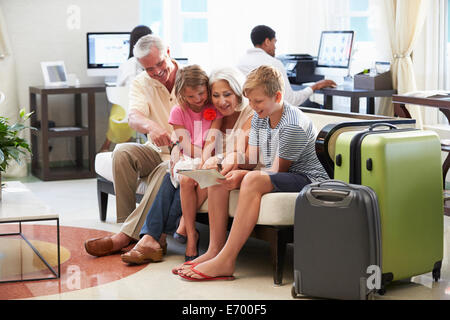 Großeltern mit Enkeln, Ankunft In Hotel-Lobby Stockfoto