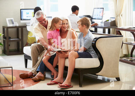 Großeltern mit Enkeln sitzen In der Lobby des Hotels Stockfoto