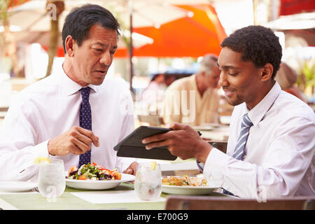 Zwei Geschäftsleute mit treffen im Restaurant unter freiem Himmel Stockfoto