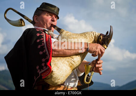 Slowakische Volksmusiker Lubomír Tatarka in traditioneller Tracht Dudelsack. Stockfoto