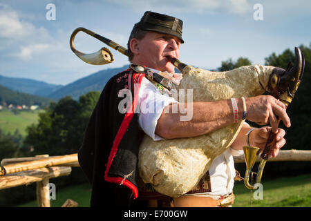 Slowakische Volksmusiker Lubomír Tatarka in traditioneller Tracht Dudelsack. Stockfoto