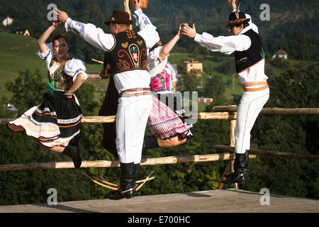 Tschechischen Folklore Tänzer, tragen Tracht, Durchführung von traditionellen Tanz auf der Bühne in Beskiden. Stockfoto