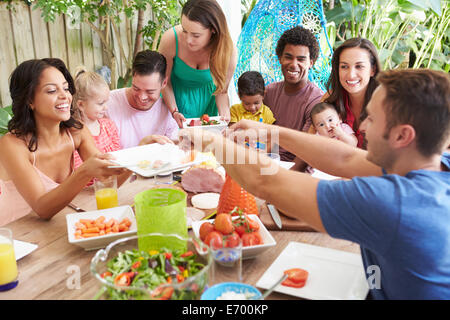 Gruppe von Familien im Freien essen zu Hause genießen Stockfoto