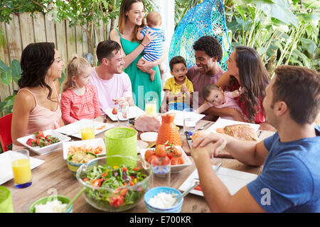 Gruppe von Familien im Freien essen zu Hause genießen Stockfoto