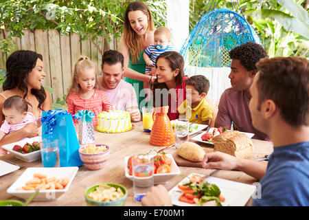 Gruppe von Familien feiern Kindergeburtstag zu Hause Stockfoto