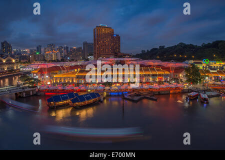 Clarke Quay ist eine historische riverside Quay in Singapur.  Fünf Blöcke wurden restauriert und umgebaut in Restaurants und Nachtclubs. Stockfoto