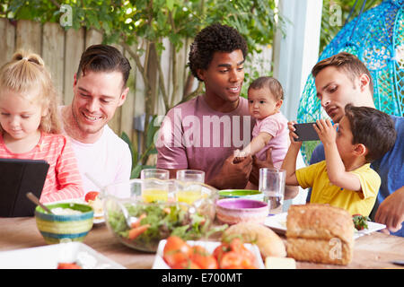 Gruppe für Väter mit Kindern im Freien essen zu Hause genießen Stockfoto