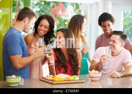 Gruppe von Freunden genießen Getränke Party zu Hause Stockfoto