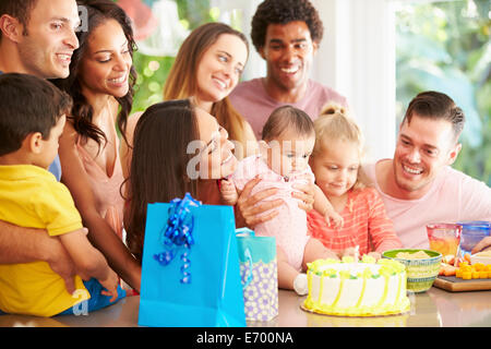 Gruppe von Familien feiert ersten Geburtstag des Kindes zu Hause Stockfoto