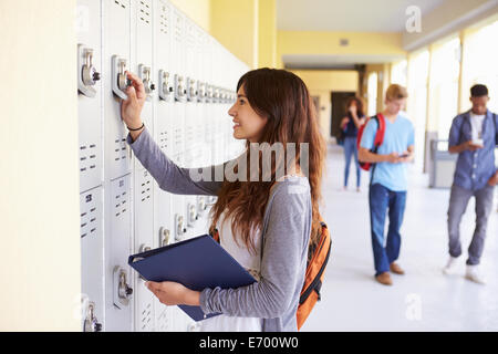 Weibliche High School Student Eröffnung Locker Stockfoto